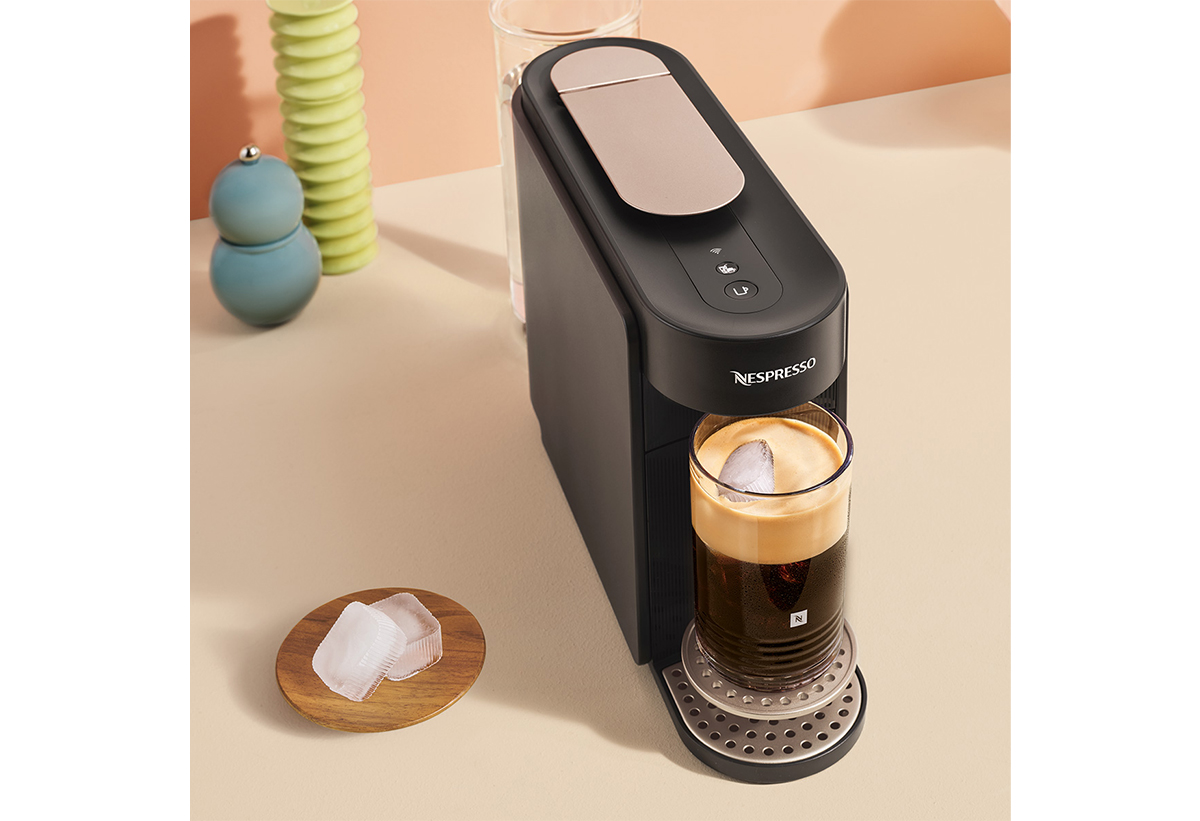 Απεικονίζεται παρασκευή καφέ. Δίπλα  παγάκια.